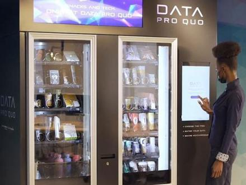 Conoce a Data Pro Quo, la máquina expendedora en la que el dinero son los datos personales. Te ofrece desde audífonos hasta un café.