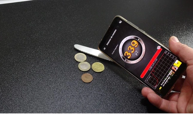 ¿Perdiste una aguja y no puedes encontrarla? La mayoría no sabe que los teléfonos cuentan con un sensor que sirve como detector de metales. Te enseñamos cómo usarlo.